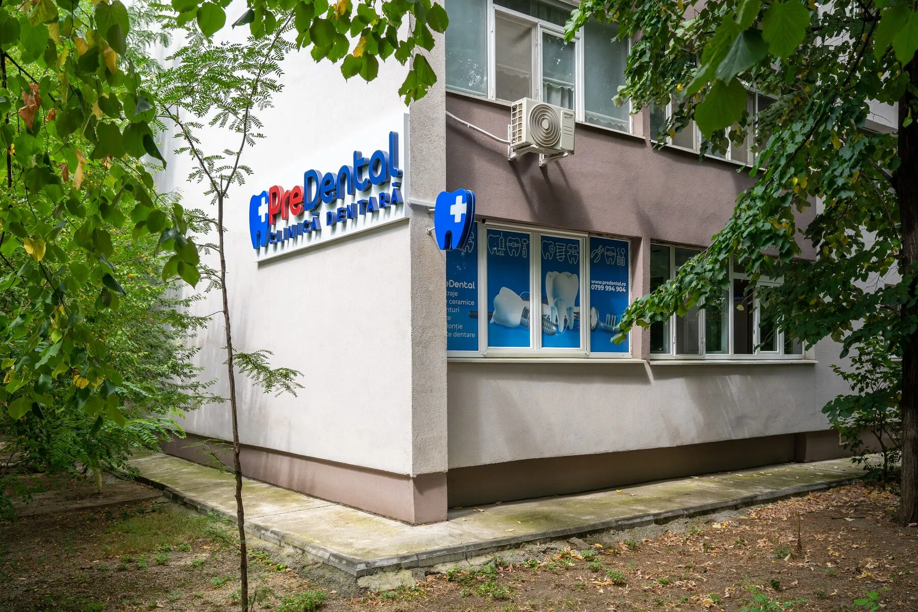 Intrarea clinicii PreDental de pe Str. Brașov nr. 19, Drumul Taberei